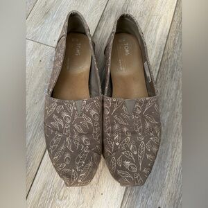 TOMS Women's Brown Feather Pattern Flats